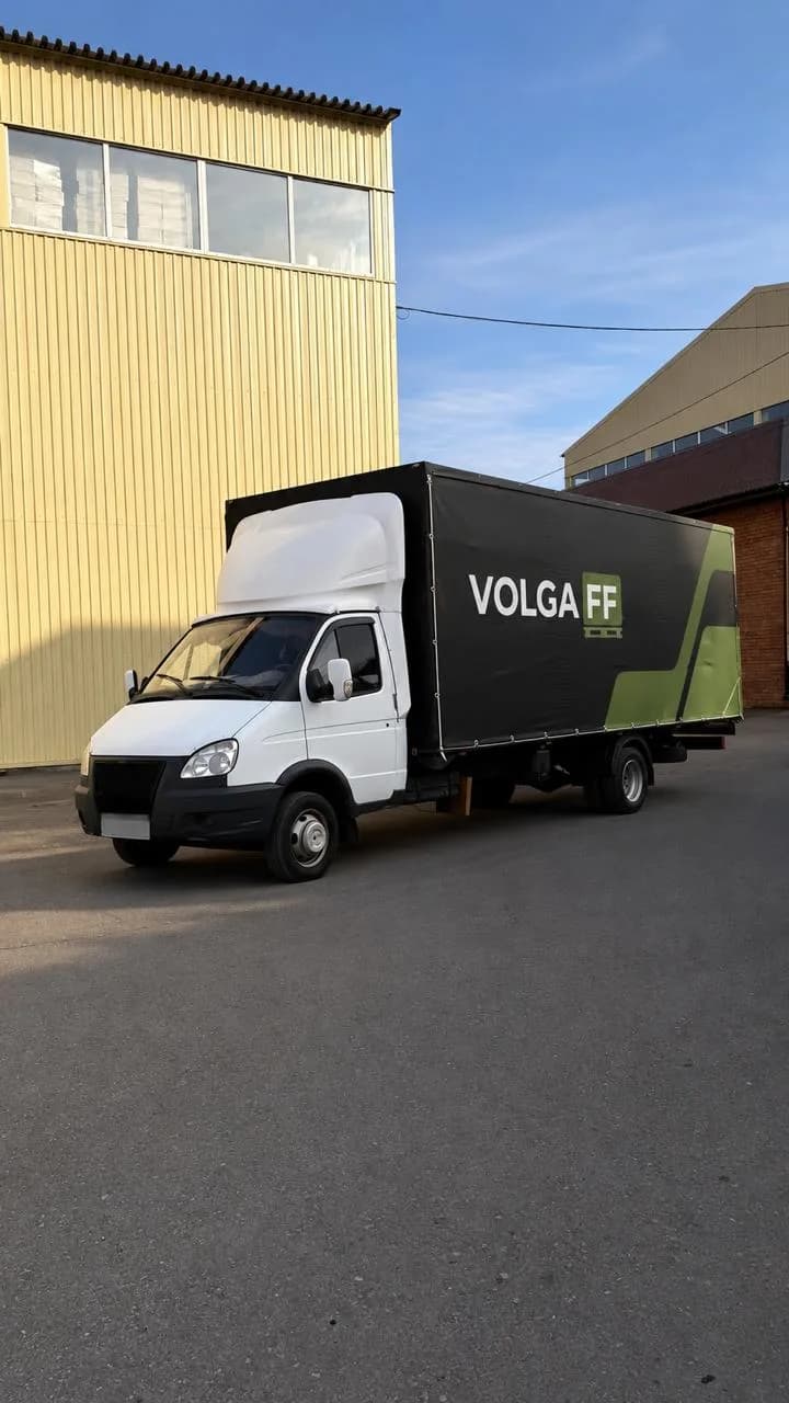 Грузовик Volgaff у склада в Энгельсе